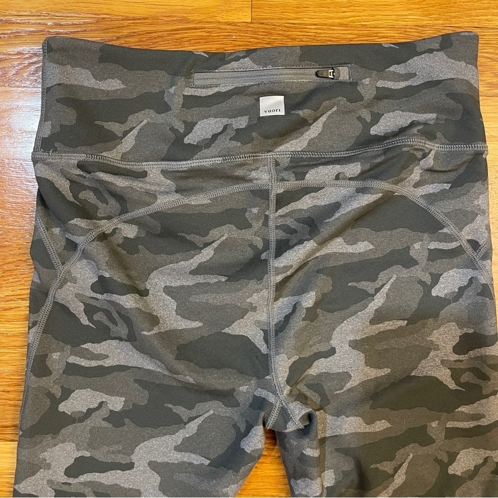 Vuori Caspian Performance 7/8 Leggings Gray Camo - Size Medium - Picture 7 of 8